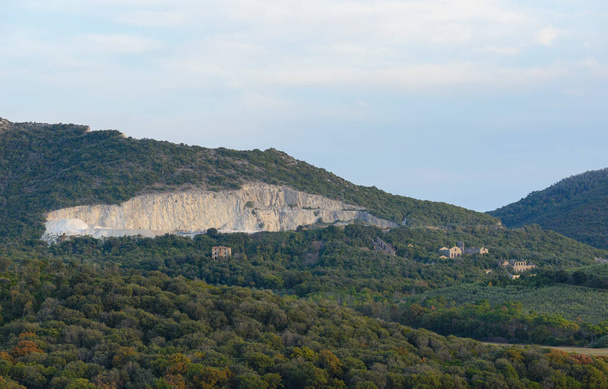 Paisaje montañoso toscano desfigurado por una cantera con una mina abandonada - Foto, Imagen