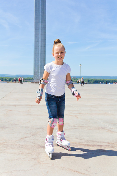 Cute girl on roller skates in summer - Fotografie, Obrázek