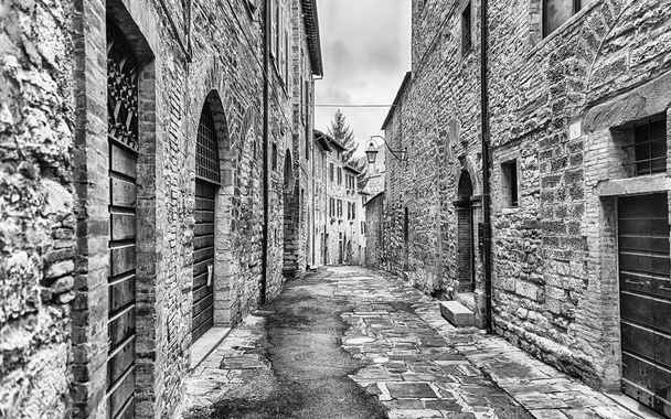 Прогулюючись мальовничими та стародавніми вулицями Губбіо, одного з найгарніших середньовічних міст центральної Італії. - Фото, зображення