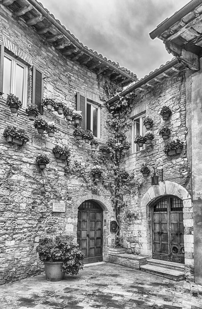 Orta İtalya 'nın en güzel ortaçağ kasabalarından biri olan Assisi' nin eski şehir merkezindeki tarihi binalar. - Fotoğraf, Görsel