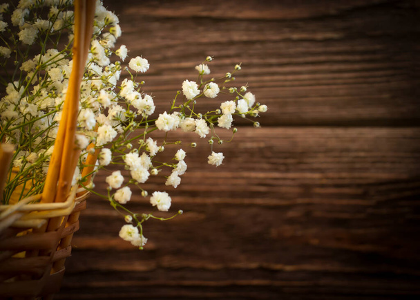 hermoso marco de flores de gypsophila sobre fondo de madera - Foto, Imagen