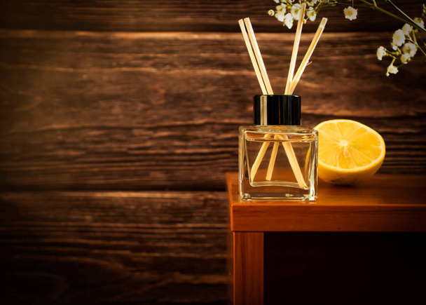 difusor de aroma, limón sobre fondo de madera - Foto, imagen