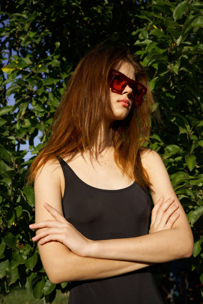 pretty woman wearing sunglasses summer nature posing - Foto, Bild