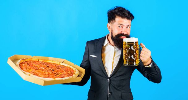 Hombre barbudo con sabrosa pizza y cerveza. Comida rápida. Restaurante o pizzería. Comida italiana. Tiempo de pizza. - Foto, Imagen