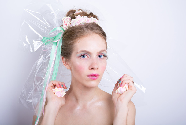 jonge vrouw met marshmallow make-up stijl schoonheid fantasy. - Foto, afbeelding
