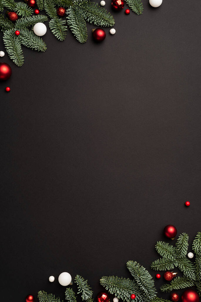 黒を背景にキャンディ杖とクリスマスボールとお祝いのフレームとデザインのためのクリスマステンプレート - 写真・画像