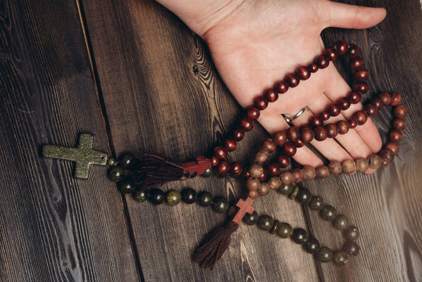 beads with orthodox cross wooden background catholicism christianity - Φωτογραφία, εικόνα