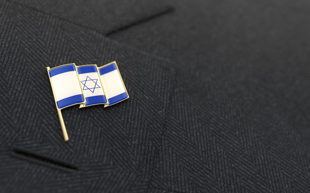 Лацкан с флагом Израиля на воротнике делового костюма
 - Фото, изображение