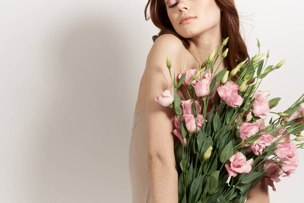 cheerful woman with a bouquet of flowers lifestyle glamor - Zdjęcie, obraz