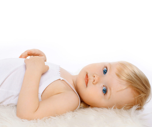 Charming child girl blonde hair on a white background, closeup p - Foto, imagen
