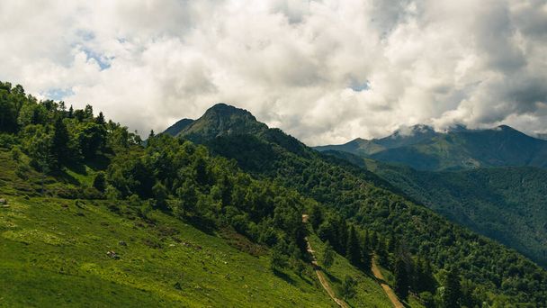 paysage montagneux, vue panoramique par une journée ensoleillée avec quelques nuages blancs - Photo, image