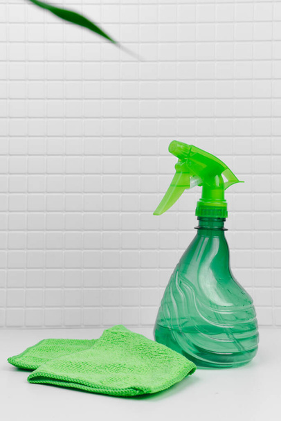 Bio orgánico. Aerosol Eco Limpieza. Botella con boquilla de pulverización en el baño sobre fondo blanco, limpieza de primavera - Foto, Imagen
