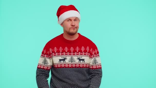 Hombre confundido en jersey de Navidad sintiéndose avergonzado por la pregunta ambigua que tiene dudas ni idea - Metraje, vídeo