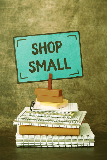 Aláírás megjelenítése Shop Small. Üzleti kirakat országos mozgalom, amely ünnepli a kisvállalkozások minden nap Szervezett és rendezett rendezése fájlok és dokumentumok tárolása ötletek - Fotó, kép