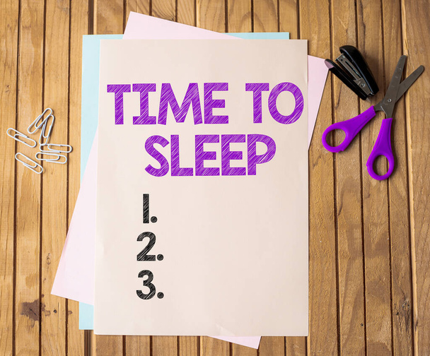 Szöveg felirat, amely bemutatja az alvási időt. Üzleti megközelítés a természetes időszak az alvás, vagy hogy az állam inaktivitás Office írószer papír clipped együtt fekvő Flat On Table. - Fotó, kép