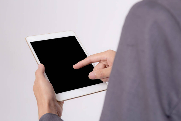 zbliżenie młody Azji biznes człowiek pokazując i prezentując tablet z pusty ekran z sukces izolowane na białym tle, ręka biznesmen za pomocą touchpad cyfrowy, koncepcja komunikacji. - Zdjęcie, obraz