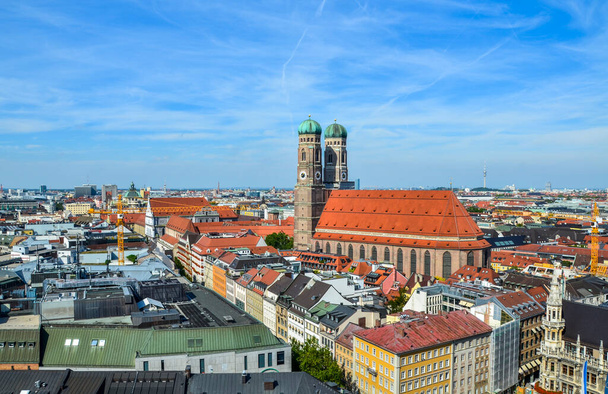 Cidade aérea do centro histórico de Munique com New Town Hall em Marienplatz e Frauenkirche símbolo da cidade. Munique. Alemanha - Foto, Imagem