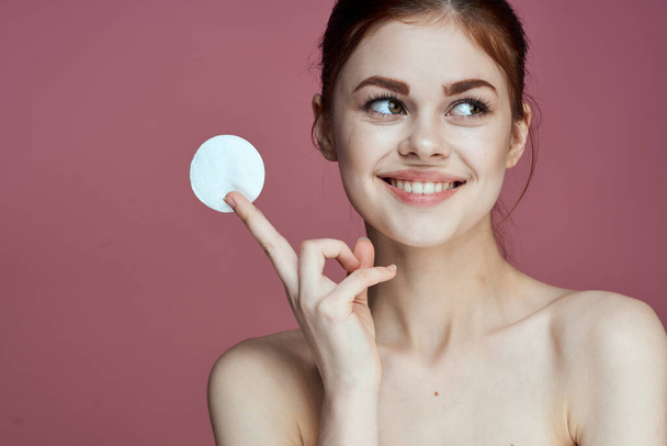 woman with cotton pads clean skin health hygiene - Fotografie, Obrázek