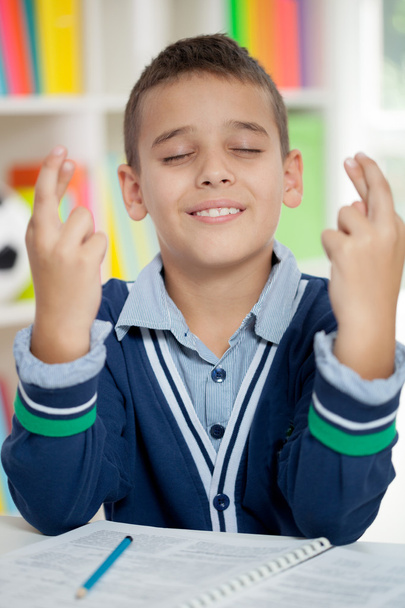 koulupoika pitää sormet ristissä
 - Valokuva, kuva