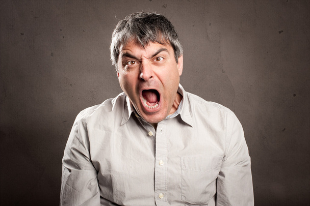 hombre con expresión enojada
 - Foto, Imagen