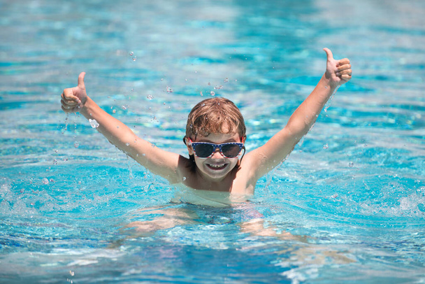 Excited child relax in summer swimming pool. Children play in tropical resort. Family beach vacation. - Foto, Imagem