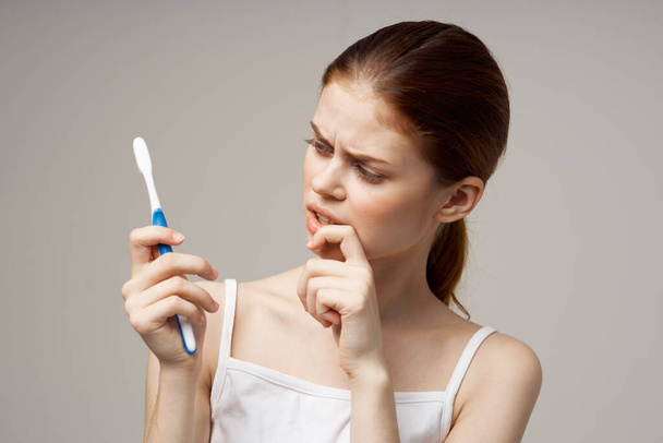 жінка з зубною щіткою в руці ранковий гігієнічний студійний спосіб життя
 - Фото, зображення