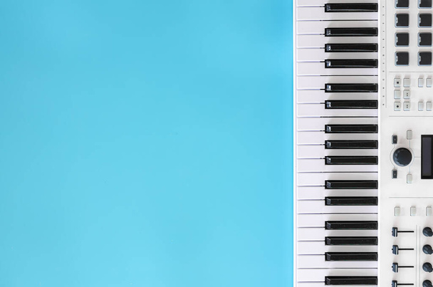 Музыкальный фон с музыкальными клавишами на синем, плоском, копировальном пространстве. - Фото, изображение