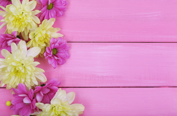 beautiful chrysanthemum flowers on pink wooden background - Foto, afbeelding