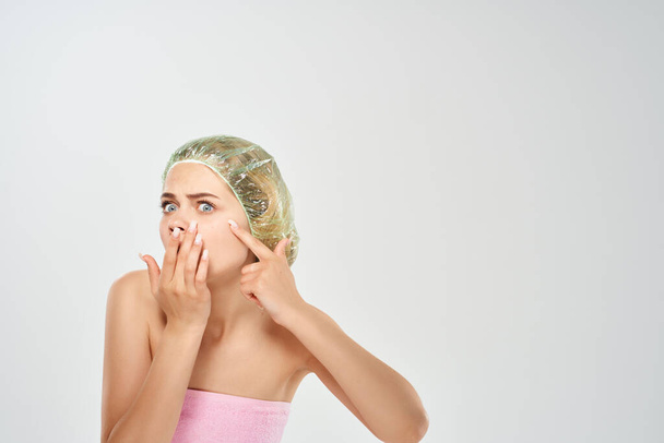 femme épaules nues traitement de l'acné fond clair - Photo, image