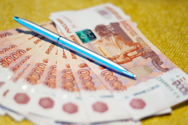 Russisches Geld und Stift - Foto, Bild