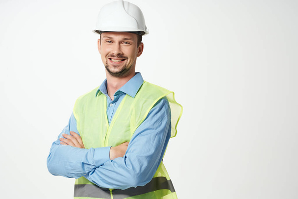férfi építőipari egyenruha fehér sisak biztonsági stúdió - Fotó, kép