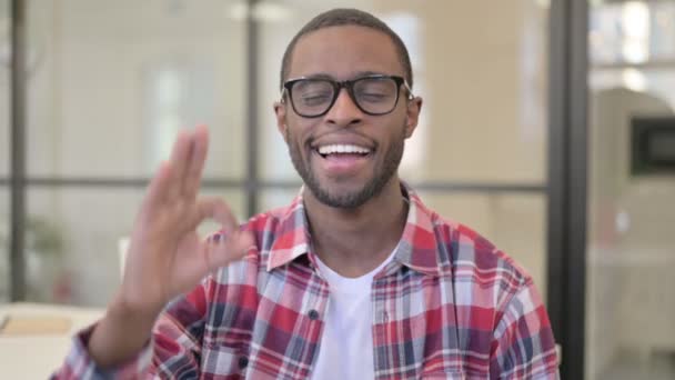 Retrato do homem africano mostrando sinal Ok com o dedo - Filmagem, Vídeo