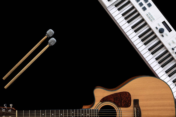 Fondo de música con guitarra acústica, teclas de música y palos de batería, planas. - Foto, Imagen