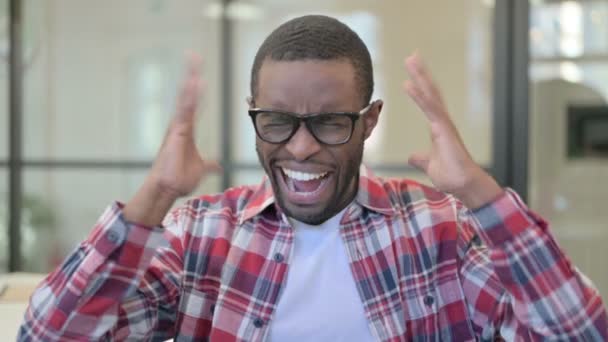 Portret van een schreeuwende Afrikaanse man - Video