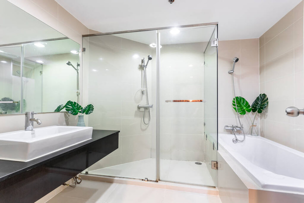 Sauberes und weißes Badezimmer mit Pflegeprodukten. - Foto, Bild