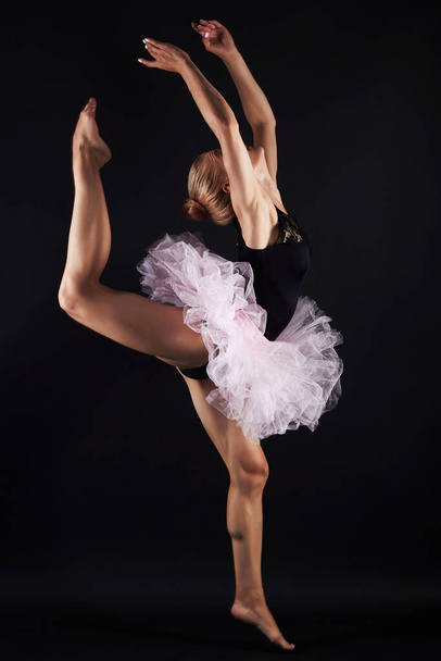 hermosa bailarina de ballet. belleza saltando joven mujer. bailarina en un tutú rosa  - Foto, Imagen