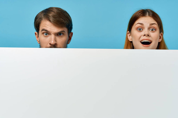 homem engraçado e mulher publicidade apresentação banner branco estúdio de cópia-espaço - Foto, Imagem
