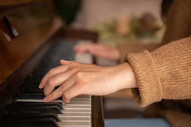 Detailní záběr ženských rukou hrajících na piano. - Fotografie, Obrázek