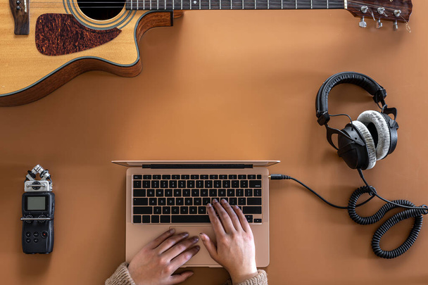 Fondo de música con auriculares, ordenador portátil y guitarra, puesta plana. - Foto, imagen