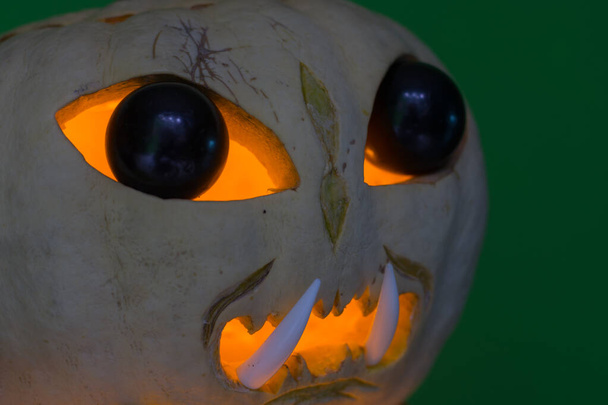 citrouille extraterrestre aux yeux noirs et dents de requin vue de côté à Halloween - Photo, image