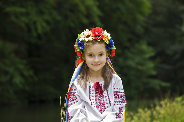 Tyttö Ukrainan kansallispuku
 - Valokuva, kuva