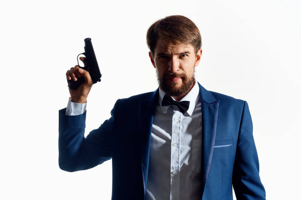 Mann im Anzug mit Waffe in der Hand - Foto, Bild