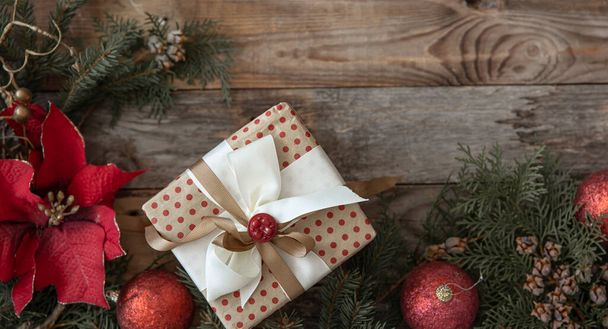 Рождественский фон с пуансеттия цветы и рождественский подарок, плоский лежал. - Фото, изображение