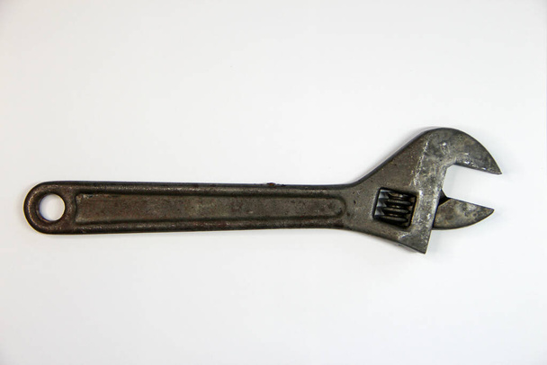 Einstellbarer Schlüssel isoliert auf weißem Hintergrund - Foto, Bild