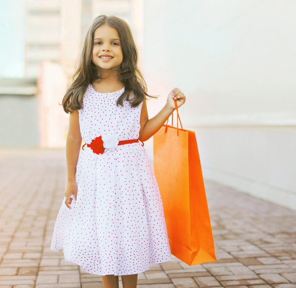 Beautiful little girl with shopping bag - Foto, imagen