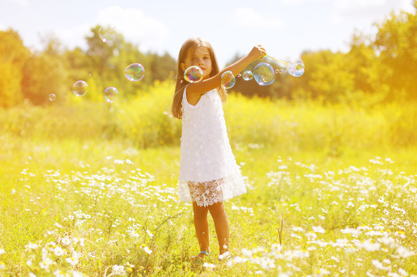 zomerdag meisje plezier, zeepbellen - Foto, afbeelding