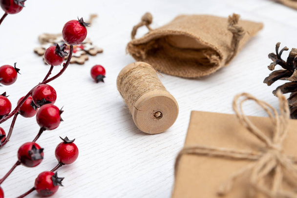 Cordón para hacer lazos de Navidad y atar detalles de regalos rodeados de decoraciones navideñas - Foto, imagen