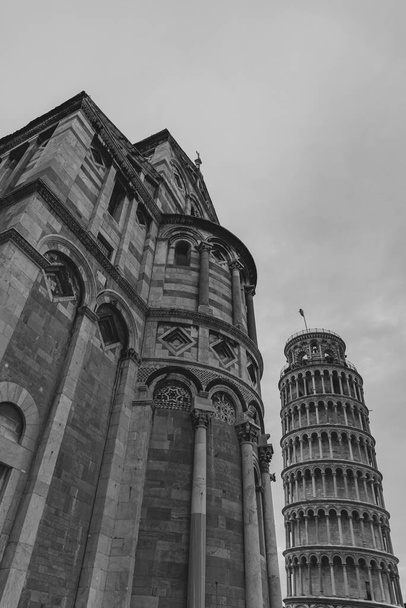 La cattedrale di Santa Maria Assunta, al centro della Piazza del Duomo, conosciuta anche come Piazza dei Miracoli, è la cattedrale medievale di Pisa così come la chiesa primaziale. - Foto, immagini