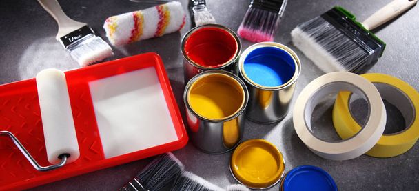 Lakberendezési célra szolgáló festékkonzervdoboz és festőecset. - Fotó, kép