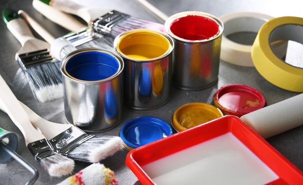 Pintar latas e pincéis de diferentes tamanhos para decoração de interiores. - Foto, Imagem